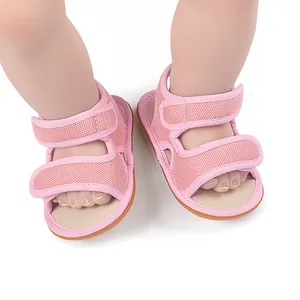 Detailansicht der rosa atmungsaktiven Mesh-Babysandalen mit Klettverschluss