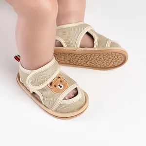 Detailansicht atmungsaktiver Babylauflernschuhe mit Bärenmotiv und rutschfester Sohle.