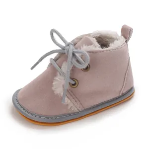 Detailansicht eines rosa Baby-Winterstiefels mit warmem Kunstfellfutter und Gummisohle