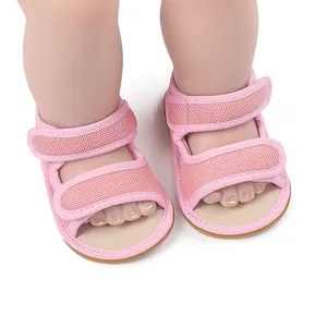 Nahaufnahme von rosafarbenen, atmungsaktiven Mesh-Babysandalen mit Klettverschluss.