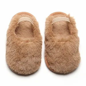 Vista dettagliata di alta qualità di morbide pantofole in peluche per neonati con cinturino
