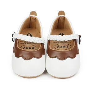 Detaillierte Ansicht weiß-brauner Baby-Lauflernschuhe mit schicken geflochtenen Riemen