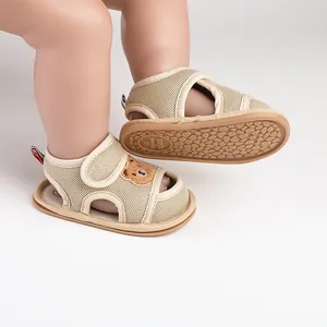 Detailansicht der atmungsaktiven Baby-Lauflernsandalen mit süßer Bärenstickerei