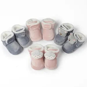 Detailansicht von mehreren flauschig gefütterten Baby-Cord-Schuhen in Pink und Grau.