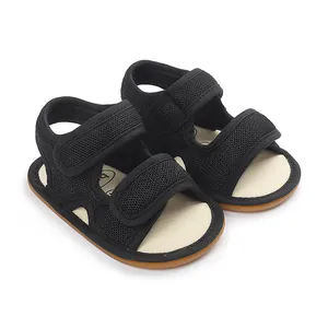 Detaillierte Ansicht der schwarzen, atmungsaktiven Baby-Sandalen mit Gummisohle