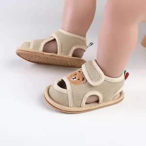 Detailansicht der atmungsaktiven Baby-Sandalen aus Mesh mit süßer Bären-Stickerei