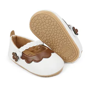 Detailansicht der weißen Baby-Lauflernschuhe mit Blumen und rutschfesten Gummisohlen