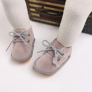 Detailansicht rosa Baby-Wildlederstiefel mit warmem Kunstfellfutter und Gummisohle