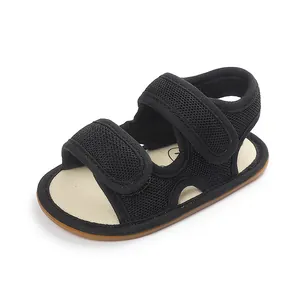 Detailansicht schwarzer Baby-Lauflernschuhe aus Mesh mit verstellbaren Klettverschlüssen.