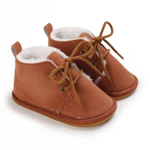 Detailansicht verdickter Baby-Winterstiefel mit weißem Kunstfellfutter und Gummisohle