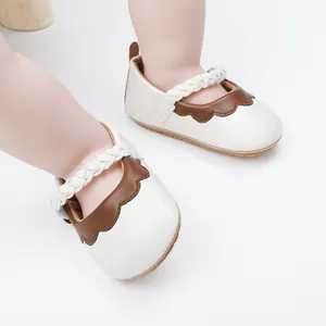 Detailansicht der Baby-Lauflernschuhe mit weißem Obermaterial und braunem Wellenrand