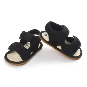 Seitenansicht der schwarzen Baby-Netzsandalen mit rutschfesten Gummisohlen