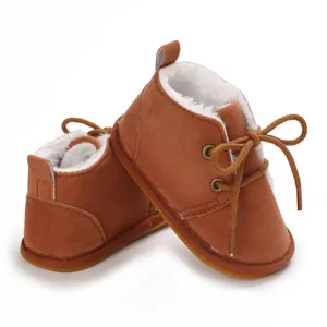 Detailansicht brauner Baby-Lauflernstiefel mit warmem weißem Kunstfellfutter und Gummisohle