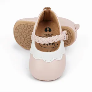 Detailansicht rosa Babyschuhe mit geflochtenem Riemen und weicher, bequemer Innensohle