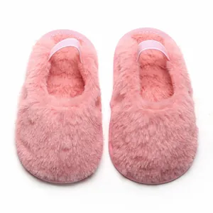 Vista dettagliata di pantofole in peluche rosa per neonati con cinturino elastico