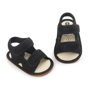 Detailansicht von Baby-Mesh-Sandalen mit Klettverschluss und rutschfester Gummisohle