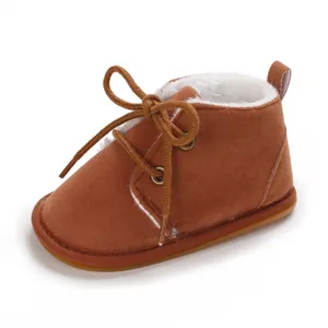 Seitenansicht brauner Baby-Stiefel aus Wildlederimitat mit warmem weißem Fleecefutter