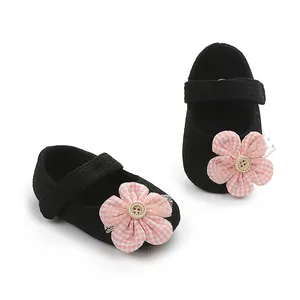 Adorables zapatos de bebé niña negros con detalle de flor a cuadros rosa, para primeros pasos