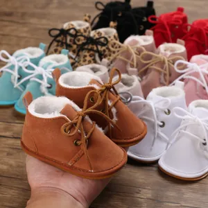 Detailansicht warmer, mit Fleece gefütterter Babylauflernschuhe in vielen Farben