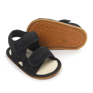 Nahaufnahme von schwarzen Mesh-Babysandalen mit rutschfester Gummisohle mit Sternmuster.