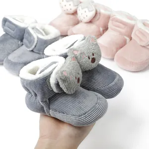 Nahaufnahme grauer Baby-Winterschuhe mit süßer Bärendekoration und warmem Innenfutter