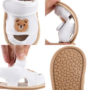 Atmungsaktive weiße Mesh-Babysandalen mit Bären-Patch und rutschfester Gummisohle