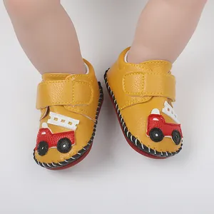 Chaussures de marche bébé jaunes avec applique camion de pompiers et semelles cousues
