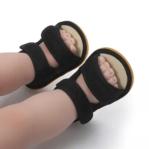 Detailansicht schwarzer Baby-Lauflernschuhe aus Mesh mit rutschfester Gummisohle