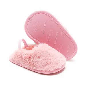 Dettaglio macro della pantofola rosa soffice per neonati con suola morbida e texture di peluche