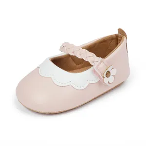 Nahaufnahme eines rosa Baby-Lauflernschuhs mit weißem Wellenrand und Blumendetail