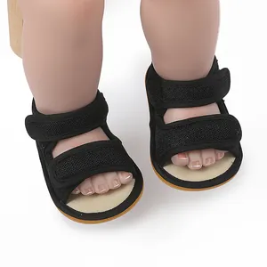 Nahaufnahme von schwarzen Mesh-Baby-Sandalen mit verstellbaren Klettverschlüssen