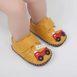 Chaussures de marche bébé jaunes cousues main avec broderie voiture et bride velcro