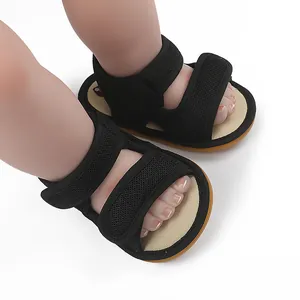 Detailansicht schwarzer, atmungsaktiver Babysandalen mit sicherem Klettverschluss.
