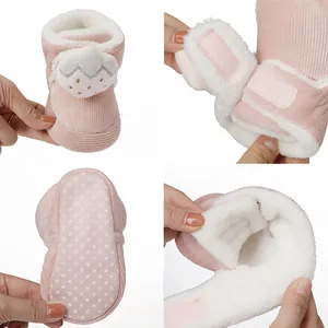 Detailansicht rosa Baby-Stiefel aus Kord mit Plüschfutter und Erdbeerdekoration
