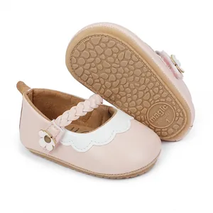 Detaillierte Ansicht rosa Baby-Lauflernschuhe mit Muschelsaum und geflochtenem Riemen