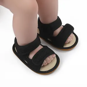 Detailansicht von rutschfesten Baby-Sandalen mit Netzriemen und Gummisohlen.