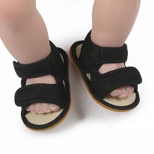 Detailaufnahme von schwarzen atmungsaktiven Mesh-Babysandalen mit Klettverschluss.