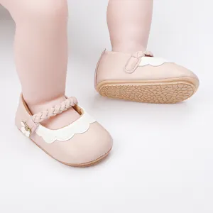 Weiche rosa Leder-Lauflernschuhe für Babys mit weißem Wellenrand und geflochtenem Riemen