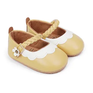 Gelbe und weiße Baby Lauflernschuhe mit geflochtenem Riemen und hübschem Blumendetail