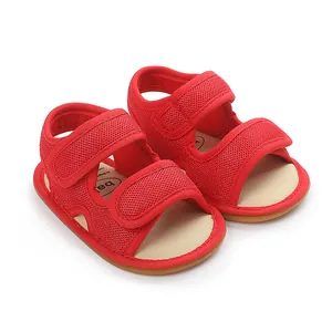 Detailansicht der roten Baby-Lauflernschuhe aus Netzstoff mit rutschfester Gummisohle