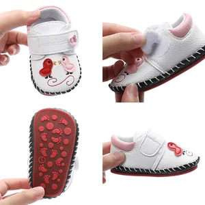 Vistas detalladas de zapatos de bebé con suela de goma antideslizante y cierre velcro.