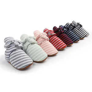 Collection de bottines d'hiver rayées pour bébé avec doublure en polaire douce.
