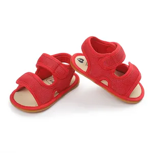 Detaillierte Makroansicht roter Mesh-Babysandalen mit doppeltem Klettverschluss