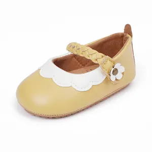 Gelbe Baby Mary Jane Schuhe aus Kunstleder mit geflochtenem Riemen und weißer Blume
