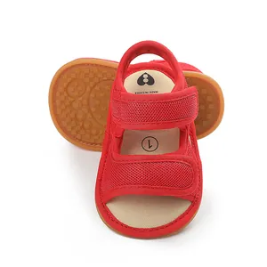 Detailansicht der roten Baby-Sommerschuhe mit atmungsaktivem Mesh und Gummisohle.