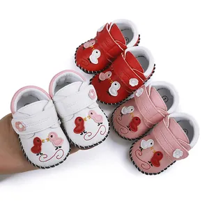 Vista detallada de zapatos para bebés cosidos a mano en varios colores alegres