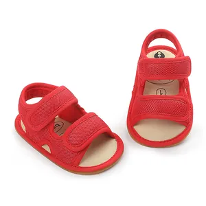 Nahaufnahme roter Baby-Lauflernsandalen aus Mesh mit Klettverschluss.