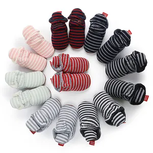 Bottines pour bébé rayées douces et chaudes en plusieurs couleurs pour le confort.