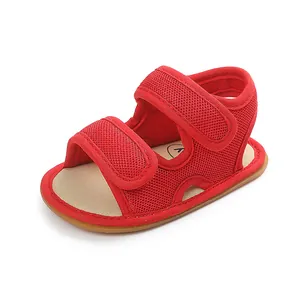 Detailaufnahme einer roten atmungsaktiven Baby-Sandale mit rutschfester Gummisohle