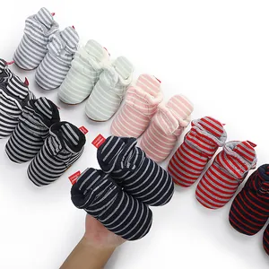 Vue détaillée de bottes d'hiver rayées pour bébé dans diverses couleurs vives